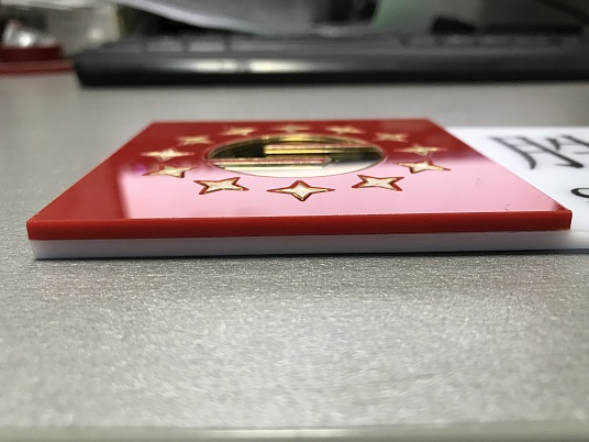 Многослойные таблички из оргстекла