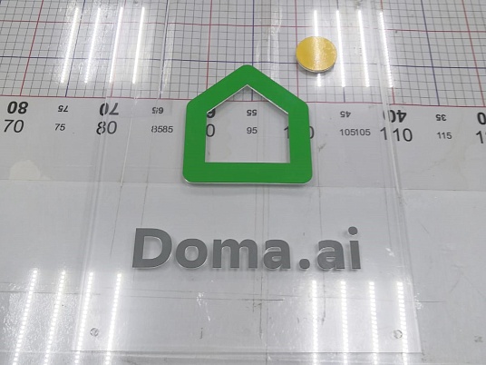 Табличка из оргстекла на дистанционных держателях