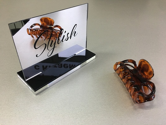 Изготовление настольных табличек из акрилового стекла