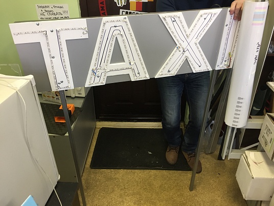 Световая вывеска такси 