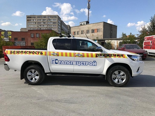 Брендирование автомобилей сопровождения прикрытия под ключ