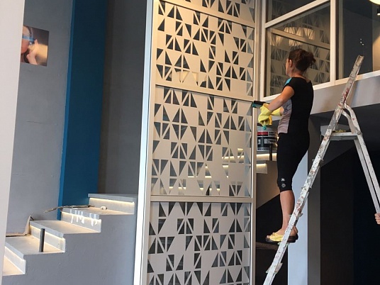 Оформление стеклянных перегородок декоративной пленкой