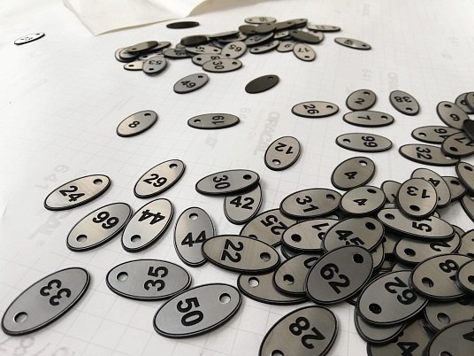 Гравировка двухслойного пластика