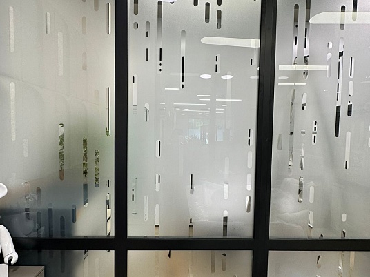 Брендирование офисных перегородок