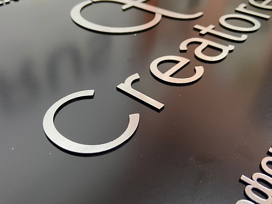 Табличка с объемными буквами