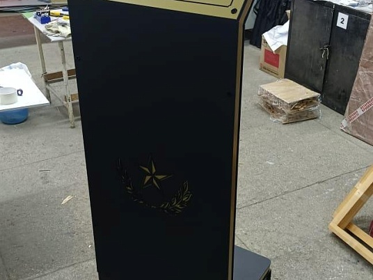 Табличка на стойке