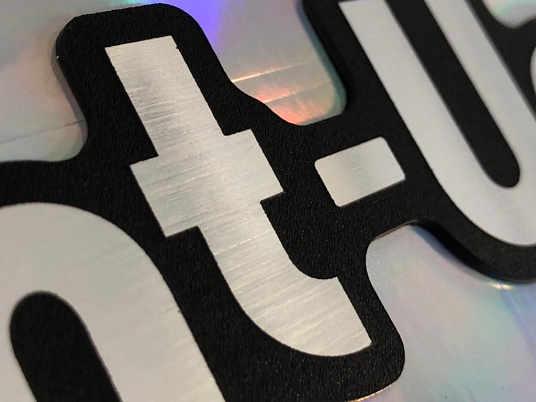 Гравировка двухслойного пластика